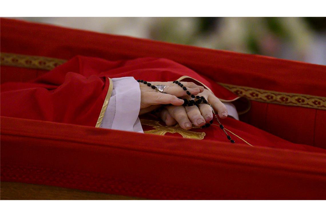Der Papst ist tot: Wie geht es weiter? Franziskus wurde zunächst in der Kapelle seiner Residenz Santa Marta im Vatikan aufgebahrt.