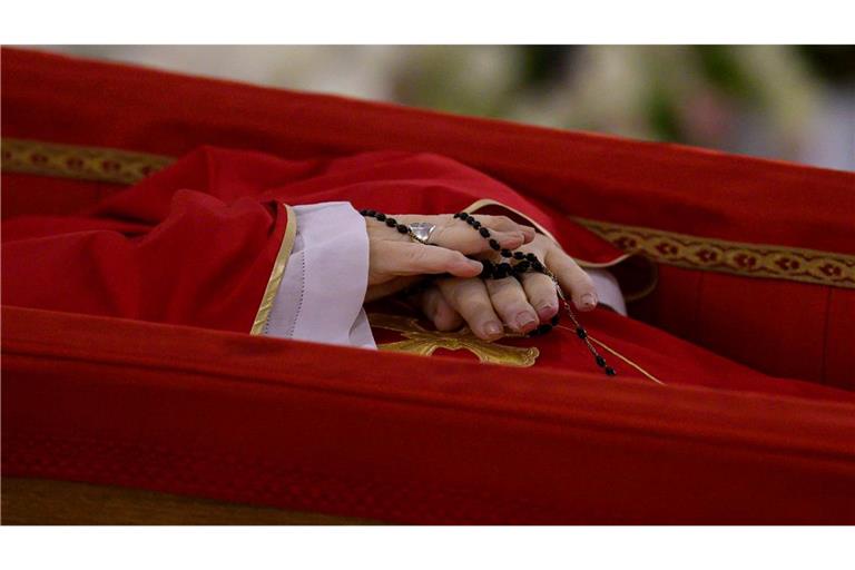 Franziskus wurde zunächst in der Kapelle seiner Residenz Santa Marta im Vatikan aufgebahrt.