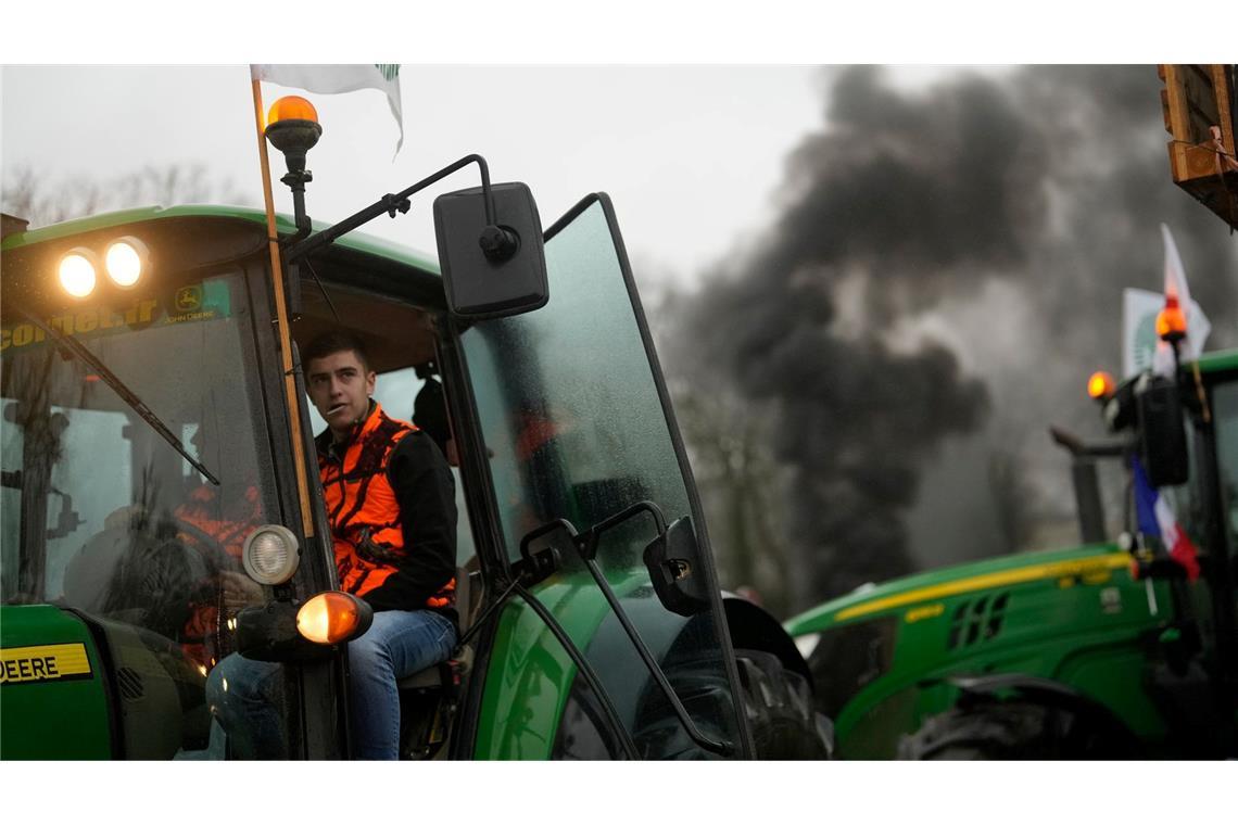 Franzöische Landwirte blockieren einen Kreisverkehr.