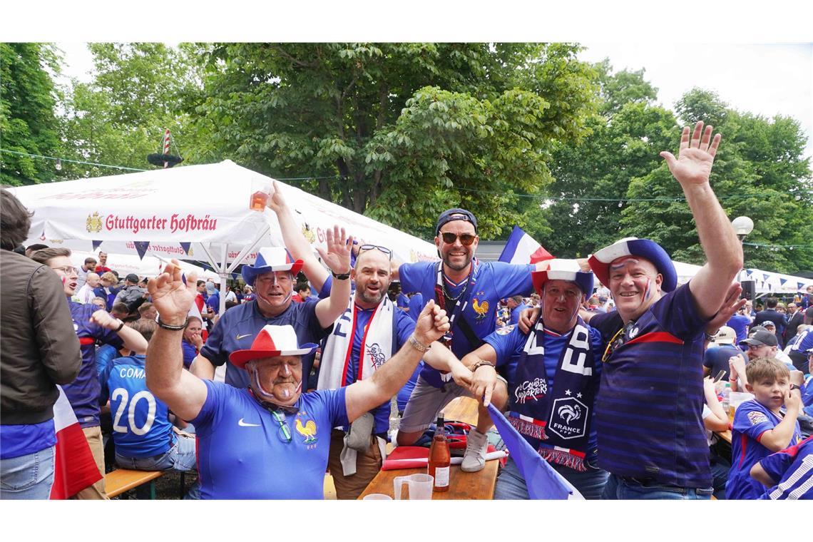 Franzosen feiern eine friedliche Fußballparty Französische Fans feiern in Stuttgart
