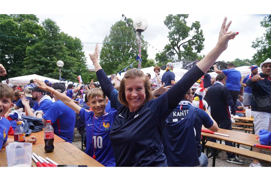 Franzosen feiern eine friedliche Fußballparty Französische Fans feiern in Stuttgart
