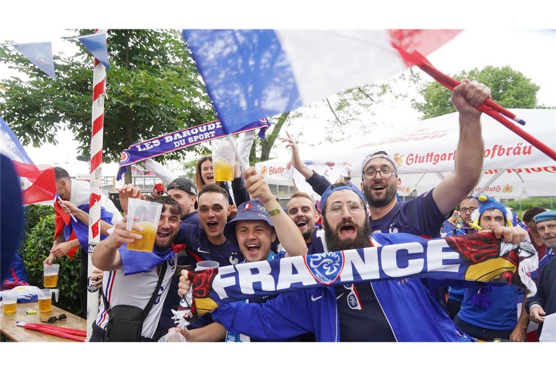Franzosen feiern eine friedliche Fußballparty Französische Fans feiern in Stuttgart