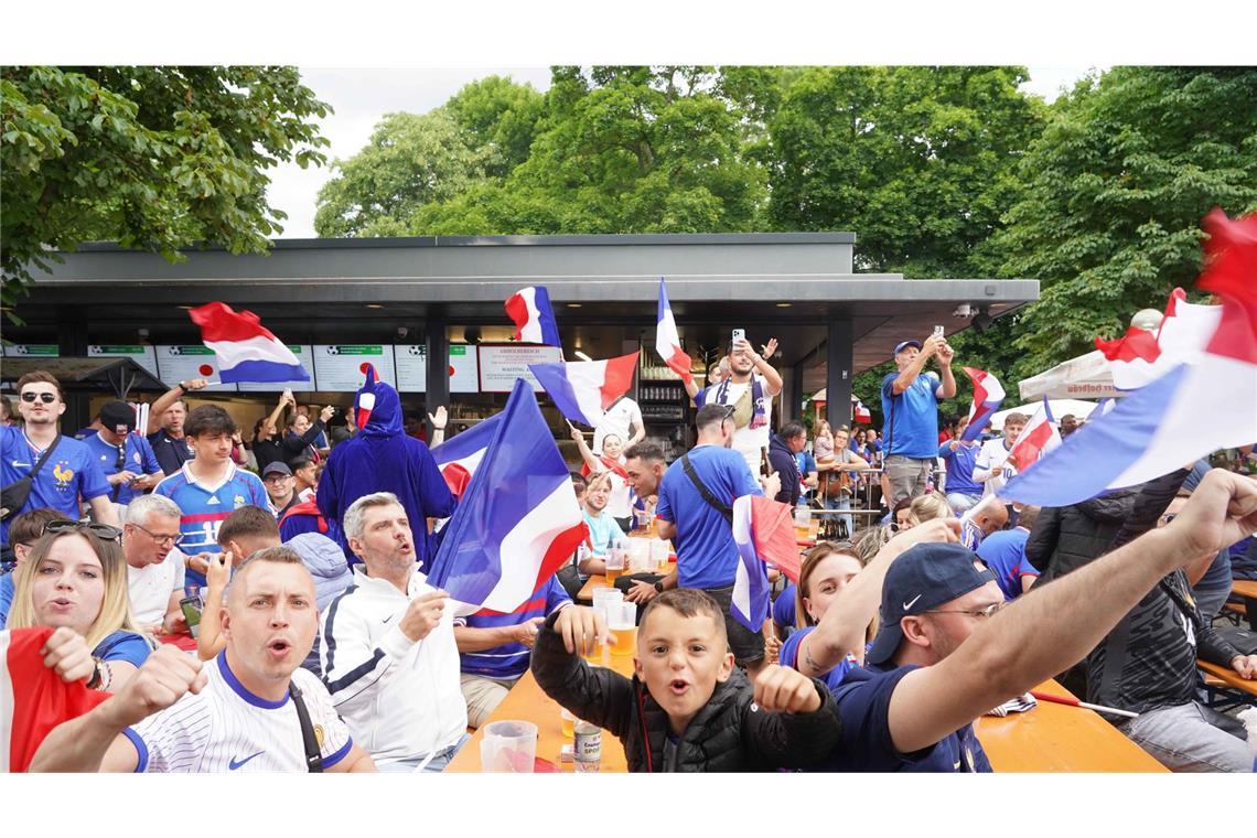 Franzosen feiern eine friedliche Fußballparty Französische Fans feiern in Stuttgart