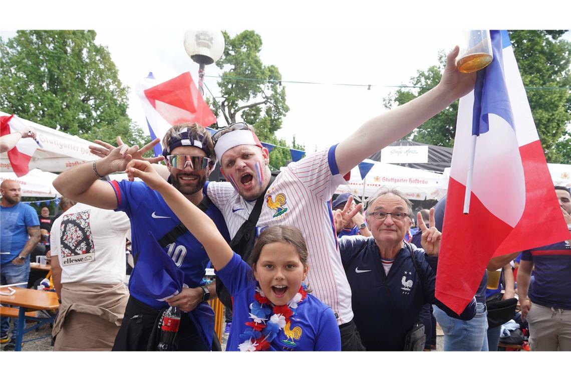 Franzosen feiern eine friedliche Fußballparty Französische Fans feiern in Stuttgart