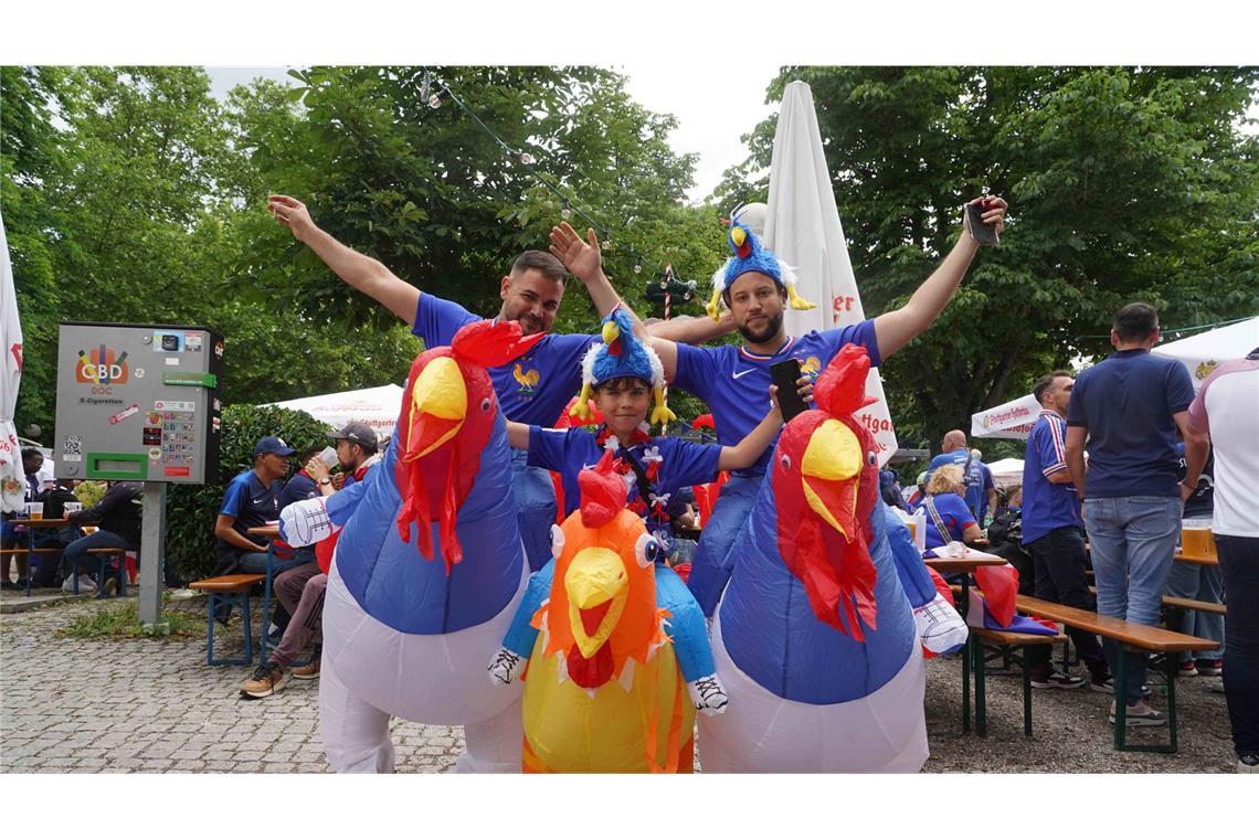 Franzosen feiern eine friedliche Fußballparty Französische Fans feiern in Stuttgart