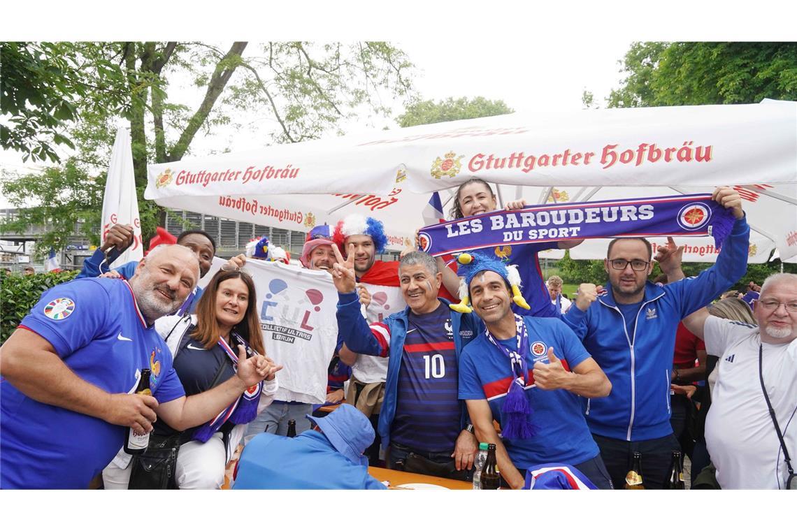 Franzosen feiern eine friedliche Fußballparty Französische Fans feiern in Stuttgart