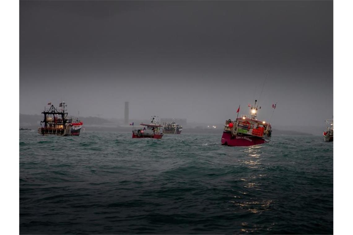 London schlägt gegen Paris im Fischereistreit zurück Französische Fischerboote protestieren vor der britischen Kanalinsel Jersey (Archivbild). Foto: Gary Grimshaw/Bailiwick Express/PA Media/dpa
