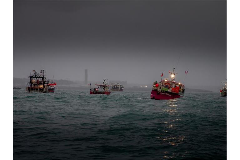 Französische Fischerboote protestieren vor der britischen Kanalinsel Jersey (Archivbild). Foto: Gary Grimshaw/Bailiwick Express/PA Media/dpa