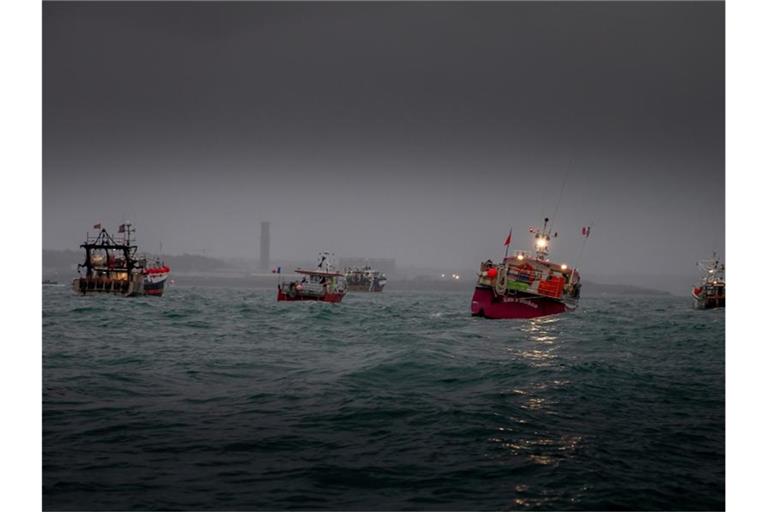 Französische Fischereifahrzeuge protestieren vor dem Hafen von St. Helier, Jersey, Kanalinseln, im Streit um Fischereirechte nach dem Brexit. Foto: Gary Grimshaw/Bailiwick Express/PA Media/dpa