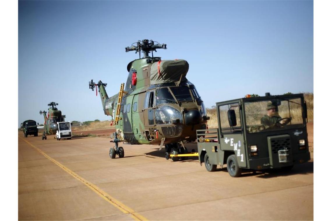 Französische Militärhubschrauber werden zu dem militärischen Teil des Flughafens von Bamako transportiert (Archiv). Der Unfall jetzt war einer der schlimmsten Zwischenfälle für das französische Militär in den vergangenen Jahrzehnten. Foto: Jerome Delay/AP/dpa