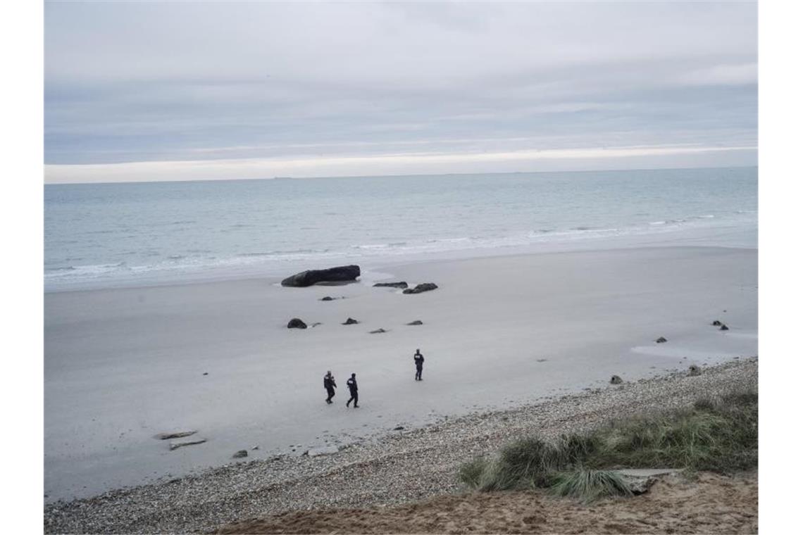 31 Tote bei Untergang eines Migrantenboots im Ärmelkanal Französische Polizisten patrouillieren am Strand (Archiv). Foto: Louis Witter/AP/dpa