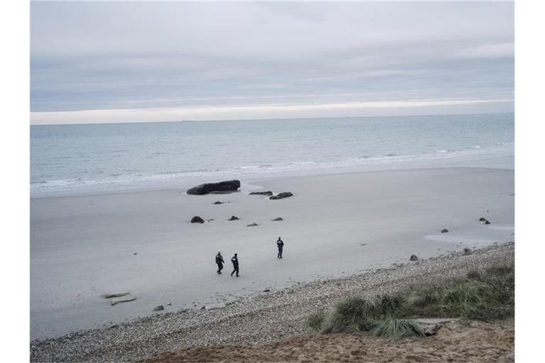Französische Polizisten patrouillieren am Strand auf der Suche nach Migranten. Foto: Louis Witter/AP/dpa