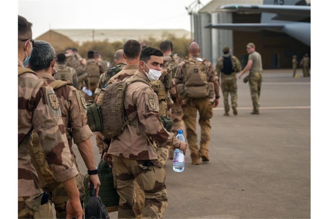 Frankreich kämpft mit Mali wieder gegen Terrorgruppen Französische Soldaten auf ihrer Basis in Gao. Frankreich hatte Anfang Juni seine gemeinsamen militärischen Einsätze mit Mali zeitweise ausgesetzt und nach dem jüngsten Putsch Garantien für den politischen Übergang gefordert. Foto: Uncredited/AP/dpa