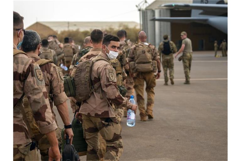 Französische Soldaten auf ihrer Basis in Gao. Frankreich hatte Anfang Juni seine gemeinsamen militärischen Einsätze mit Mali zeitweise ausgesetzt und nach dem jüngsten Putsch Garantien für den politischen Übergang gefordert. Foto: Uncredited/AP/dpa