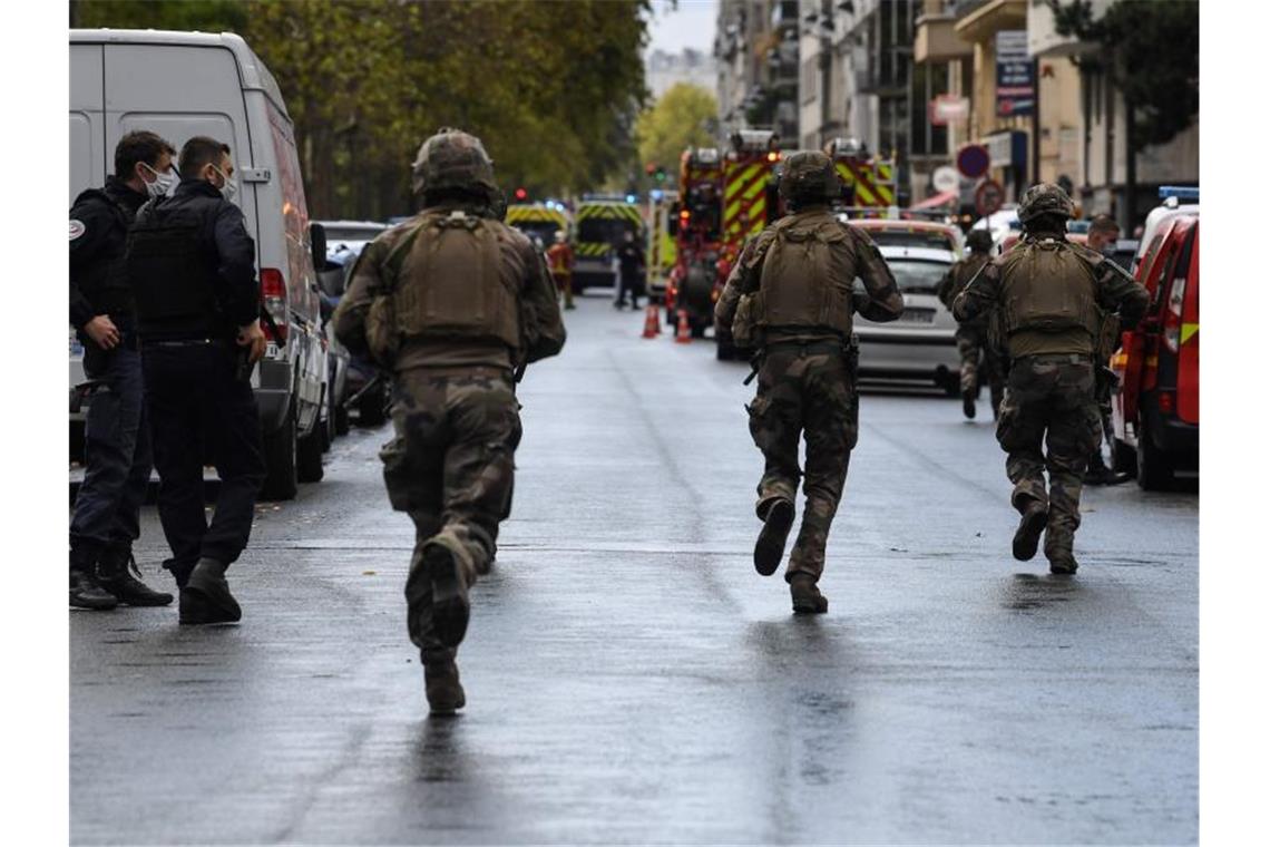 Französische Soldaten eilen zum Tatort. Foto: Alain Jocard/AFP/dpa