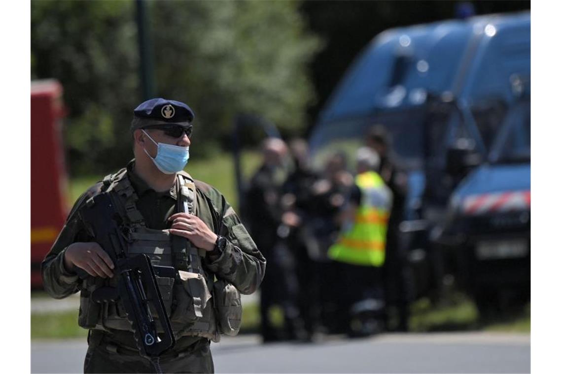 Erneut Messerangriff auf Polizistin in Frankreich Französische Soldaten sind im Einsatz, nachdem eine Polizistin in La Chapelle-Sur-Erdre mit einem Messer verletzt worden ist. Foto: Loic Venance/AFP/dpa