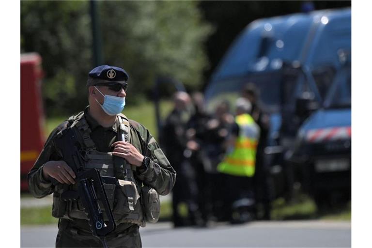 Französische Soldaten sind im Einsatz, nachdem eine Polizistin in La Chapelle-Sur-Erdre mit einem Messer verletzt worden ist. Foto: Loic Venance/AFP/dpa