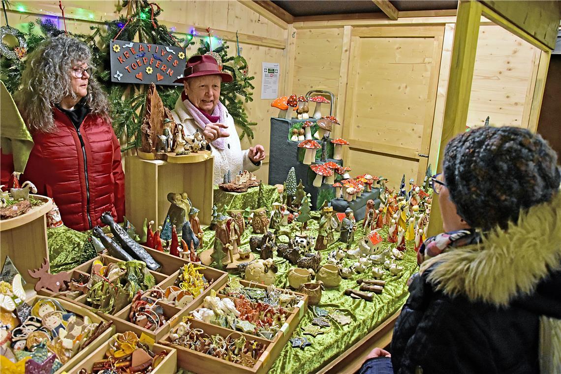 Frau Berft (links) und Frau Naumann im Stand "Kreatives Töpfern" des Seniorenbür...