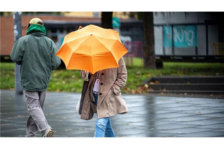 Frau mit Regenschirm in Südwestdeutschland.