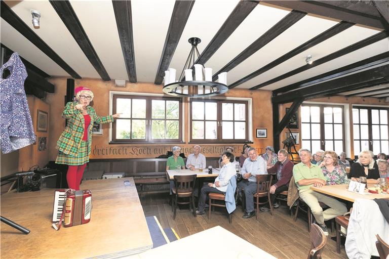 Frau Nägele in voller Aktion: Steinheimer Kabarettistin Helga Becker erzählt beim Mundart-Stammtisch über Gott und die Welt. Foto: J. Fiedler