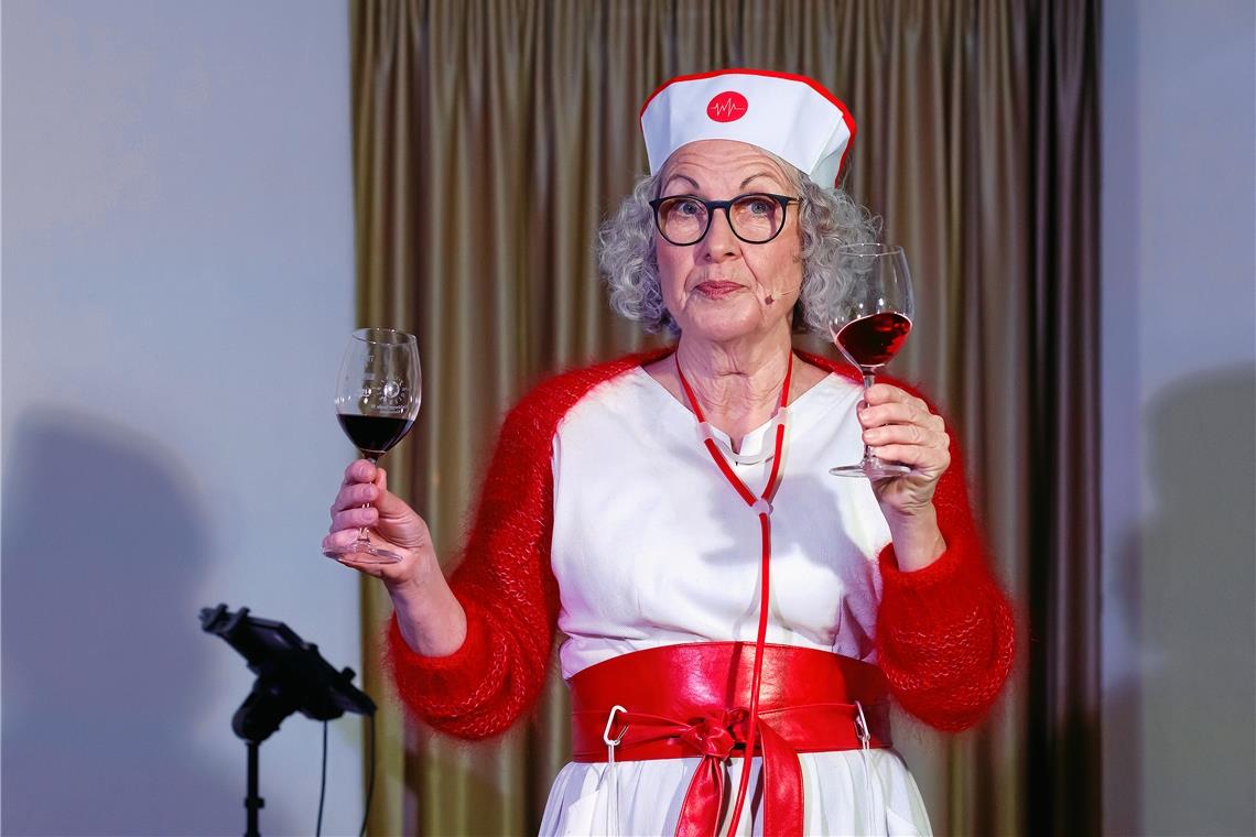 Frau Nägele bringt die Sulzbacher zum Lachen Frau Nägele vermittelt Weinkenntnisse anhand von Doppelproben: Dabei vergleicht sie zum Beispiel zwei Rotweine miteinander. Foto: Jörg Fiedler