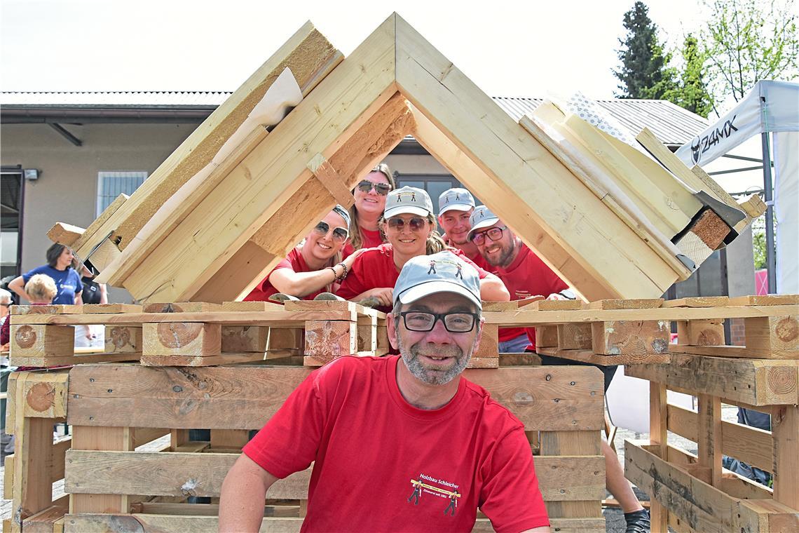 Frau Schleicher (Chefin in der Mitte) mit ihrem Team von Holzbau Schleicher. Fle...
