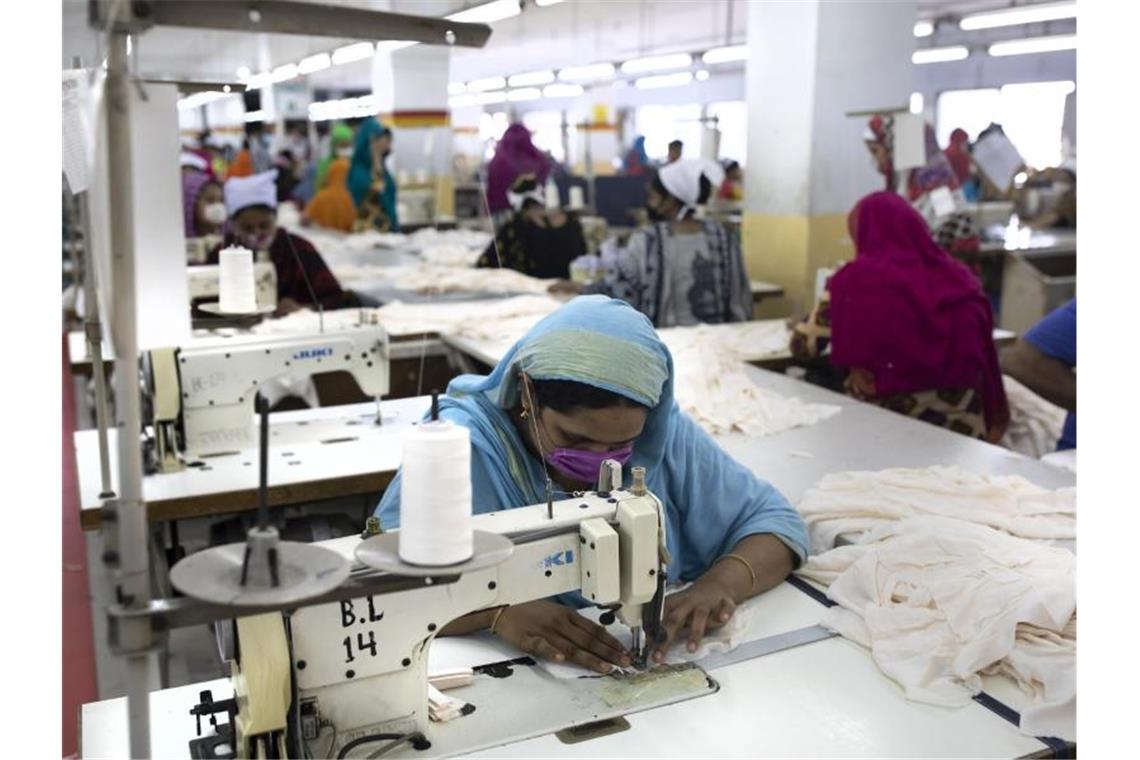 Frauen arbeiten in einer Textilfabrik. Gewerkschaften und NGOs warnen, dass sich die Situation von Arbeiterinnen in Textilfabriken in Bangladesch künftig wieder verschlechtern könnte. Foto: K M Asad/dpa