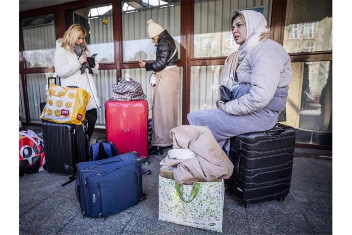 EU will Regeln für „Massenzustrom“ Vertriebener nutzen Frauen aus der Ukraine warten am Bahnhof von Przemysl in Polen auf ihren Weitertransport. Foto: Michael Kappeler/dpa