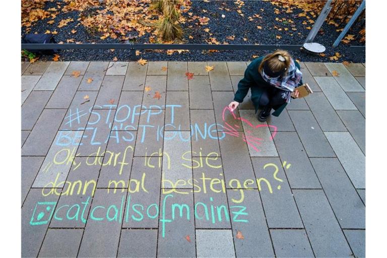 Frauen aus Hessen und Rheinland-Pfalz kämpfen gegen verbale sexuelle Belästigung. Sie schreiben die anzüglichen Kommentare in großen Kreidelettern genau da, zum Beispiel auf die Straße oder den Bürgersteig, wo sie passiert sind. Foto: Andreas Arnold/dpa