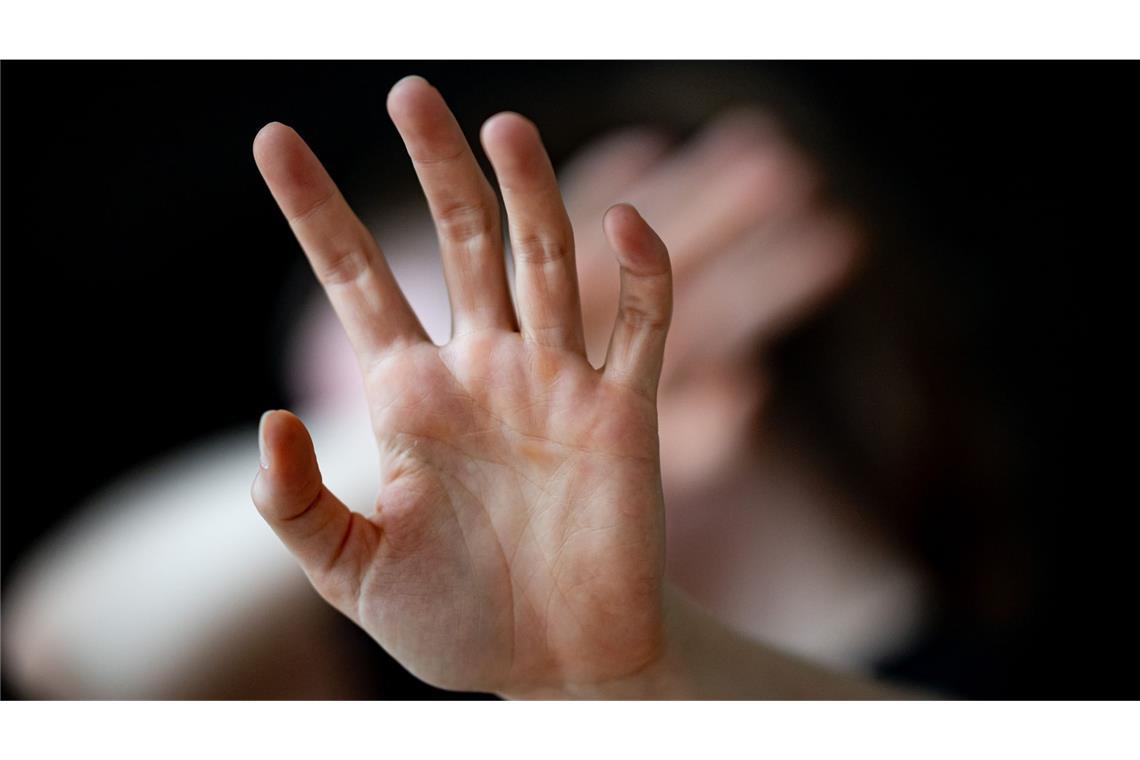 Frauen bringen sexuelle Übergriffe seltener zur Anzeige als Männer (Symbolbild).