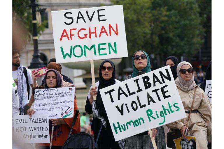 Frauen demonstrieren auf dem Trafalgar Square in London für Frauenrechte in Afghanistan. Foto: Yui Mok/PA Wire/dpa