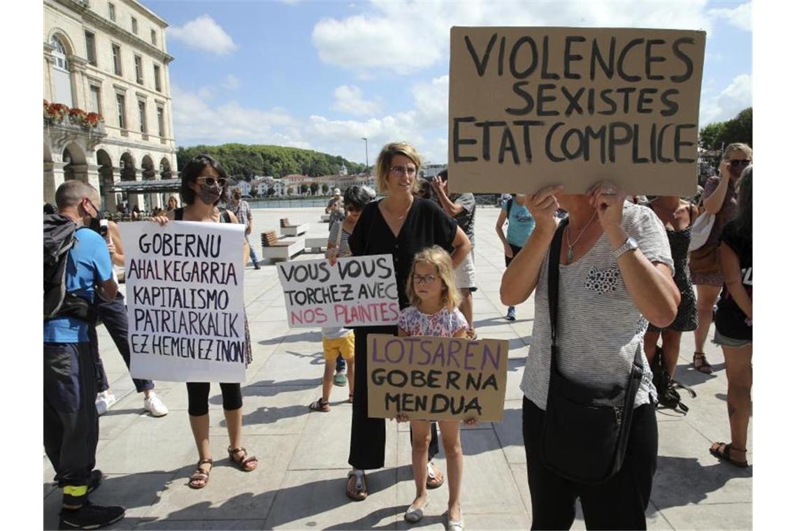 Frauen demonstrieren vor der Ankunft des französischen Innenministers Darmanin gegen dessen Besuch in Bayonne. Eine Frau bezichtigt Darmanin der Vergewaltigung. Der 37-Jährige bestreitet die Vorwürfe. Foto: Bob Edme/AP/dpa