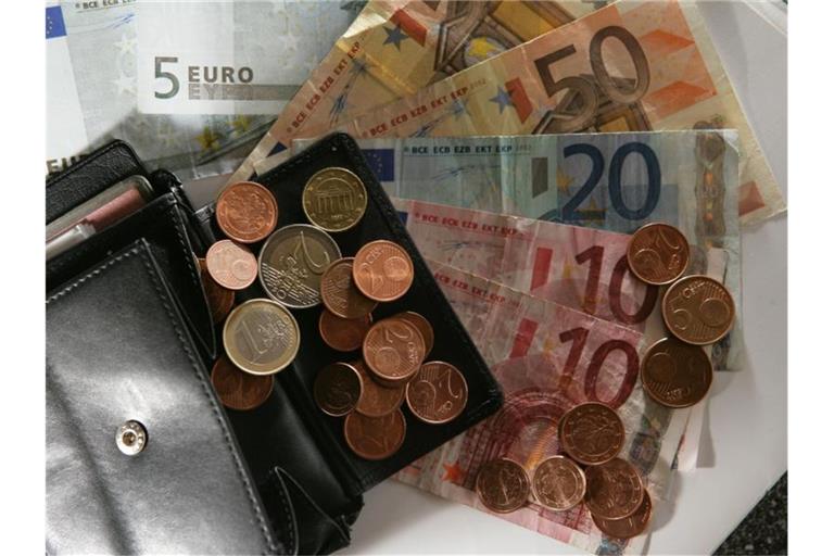 Frauen erhielten mit durchschnittlich 19,12 Euro brutto pro Stunde 4,08 Euro weniger als Männer (23,20 Euro). Foto: Jens Büttner/dpa-Zentralbild/dpa