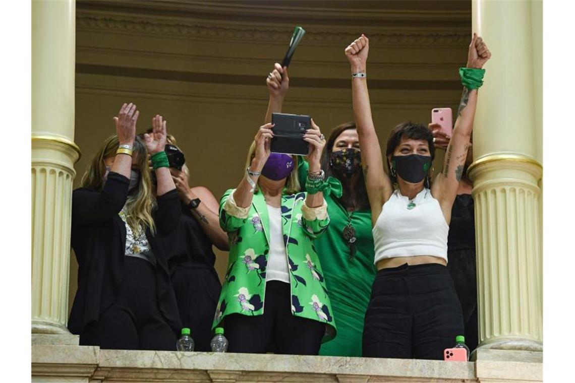 Argentinien legalisiert Abtreibungen Frauen feiern im Senat, nachdem das Gesetz zur Liberalisierung der Abtreibung verabschiedet wurde. Foto: Prensa Senado/telam/dpa