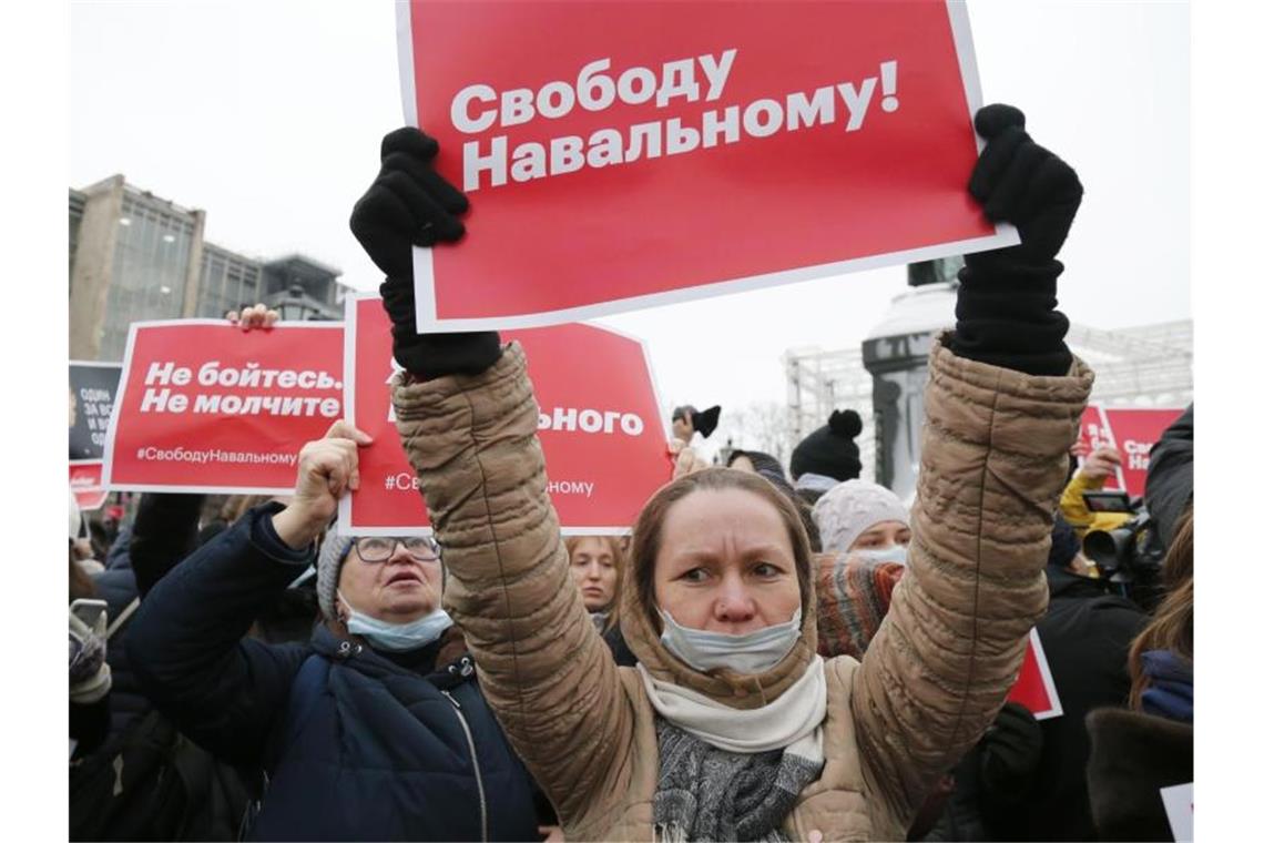 Frauen halten Plakate, auf denen geschrieben steht „Freiheit für Nawalny!“ (r) und „Habt keine Angst. Seid nicht still“ während einer Demonstration gegen die Inhaftierung des Oppositionsführers Nawalny in Moskau. Foto: Alexander Zemlianichenko/AP/dpa