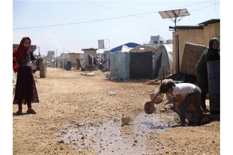 Frauen in einem großen Flüchtlingslager in Idlib auf der syrischen Seite der Grenze zur Türkei. Foto: Ghaith Alsayed/AP/dpa