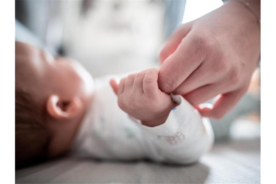 Frauen in Deutschland bekommen später und seltener Kinder. Foto: Fabian Strauch/dpa/Archivbild