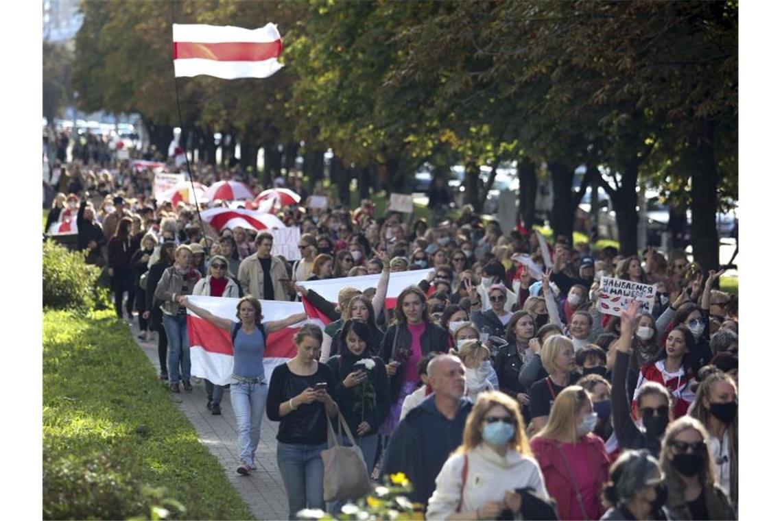 Frauen mit alten belarussischen Nationalflaggen bei der gestrigen Demonstration in Minsk. Die Polizei nahm mehr als 300 Personen fest. Foto: Uncredited/TUT.by/dpa