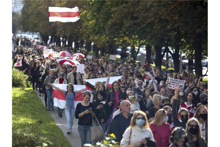 Frauen mit alten belarussischen Nationalflaggen bei der gestrigen Demonstration in Minsk. Die Polizei nahm mehr als 300 Personen fest. Foto: Uncredited/TUT.by/dpa