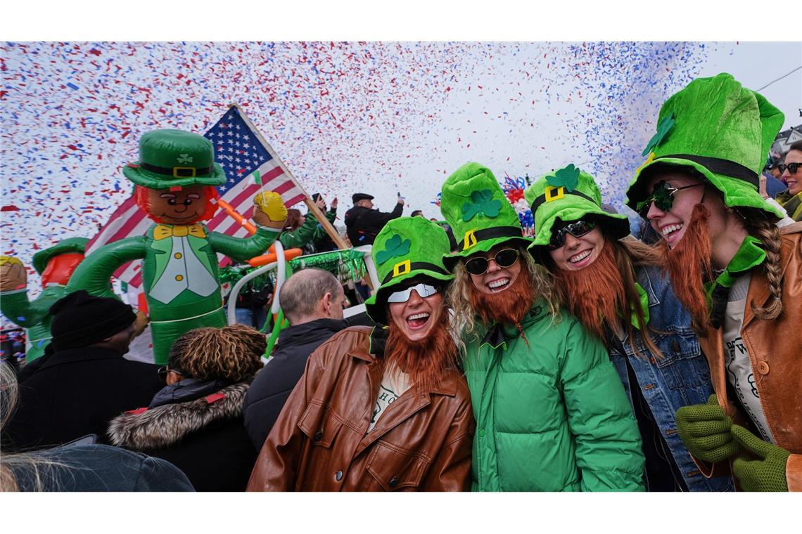 Frauen mit Koboldhüten und Bärten während der jährlichen St. Patrick's Day Parade.