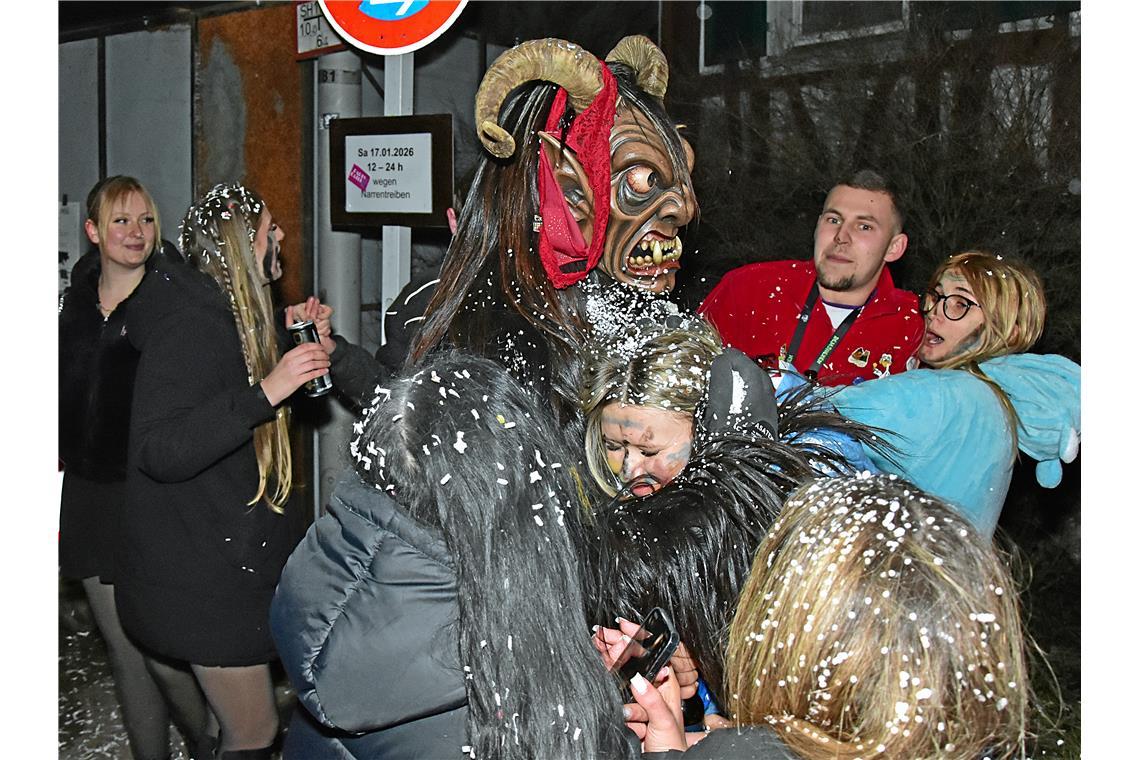 Frauen mit langer Haarpracht sind gern gesehene Opfer der Narren. Nachtumzug der...