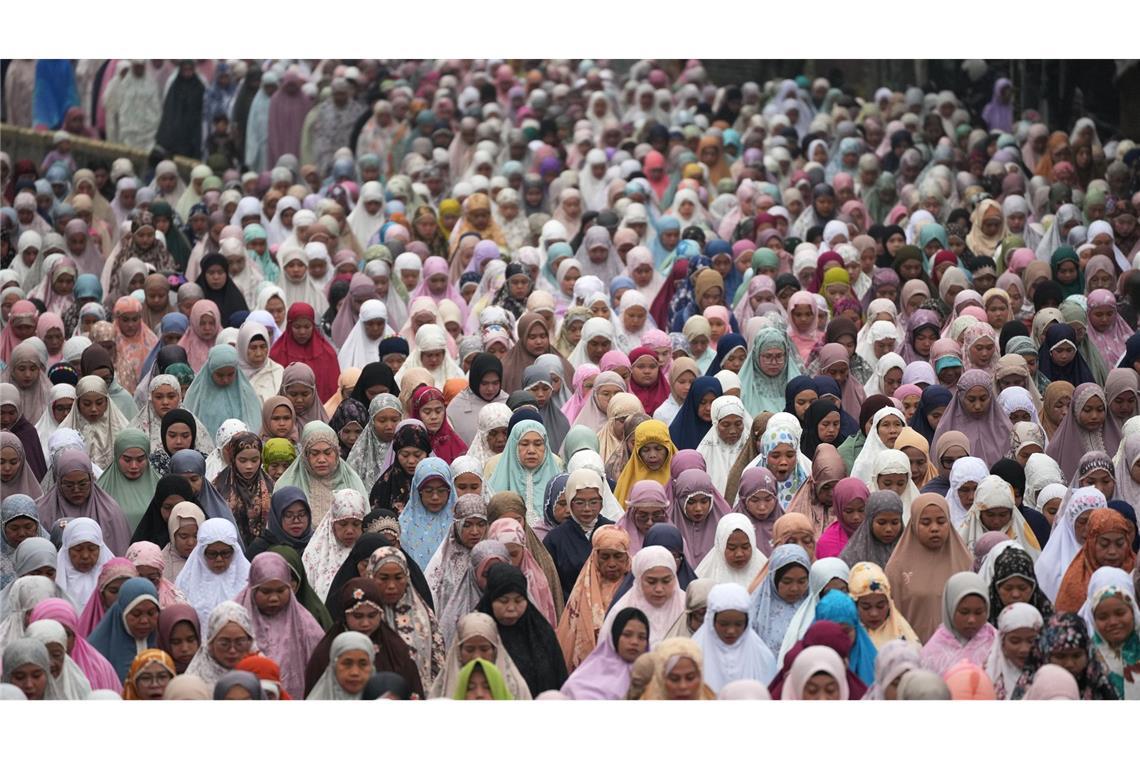 Frauen nehmen in Jakarta an einem Eid al-Fitr-Gebet zum Ende des heiligen Fastenmonats Ramadan