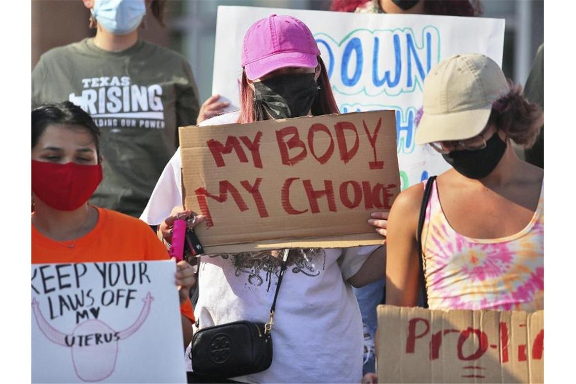 Psaki rügt Reporter: „Sie waren noch nie schwanger“ Frauen protestieren in Texas gegen das neue Abtreibungsgesetz in dem US-Bundesstaat. „Mein Körper - meine Entscheidung“ steht auf einem Plakat. Foto: Joel Martinez/The Monitor via AP/dpa