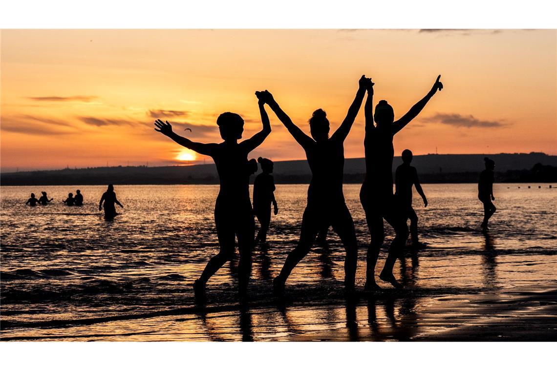 Frauen schwimmen zum Internationalen Frauentag im Firth of Forth in Edinburgh.