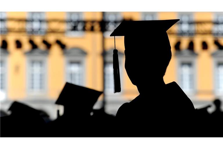 Frauen starten häufiger ein Studium als Männer, doch auf dem Weg zur Professur sinkt ihr Anteil deutlich. (Symbolbild)