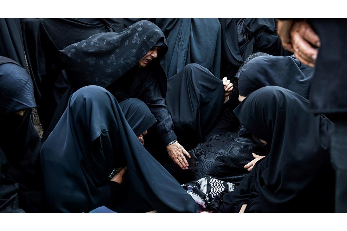 Bilder des Tages Frauen trauern nach israelischen Angriffen in der nordwestlichen iranischen Stadt Täbris.