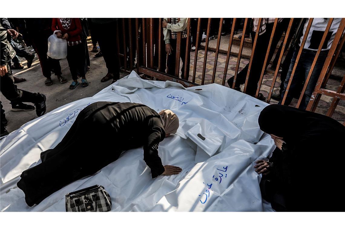 Frauen trauern um Menschen, die bei israelischen Luftangriffen im Gazastreifen getötet wurden.