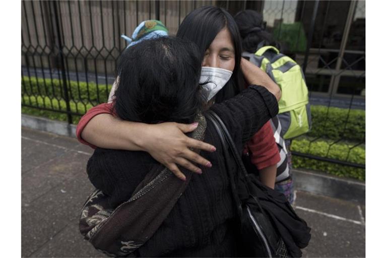 Frauen umarmen sich vor dem Obersten Gerichtshof in Guatemala-Stadt. Foto: Moises Castillo/AP/dpa