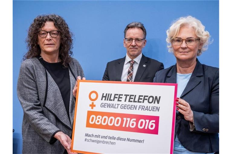 Frauen- und Familienministerin Christine Lambrecht (r.) Petra Söchting, Leiterin des Hilfetelefons "Gewalt gegen Frauen", und BK-Präsident Holger Münch bei der Vorstellung der Studie. Foto: Michael Kappeler/dpa