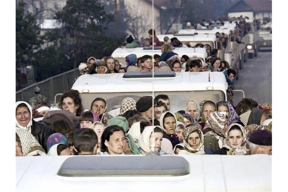 Frauen und Kinder werden auf Lastwagen nach Tuzla evakuiert. Am 11. Juli 1995 begannen bosnisch-serbische Truppen mit der Erstürmung der muslimischen Enklave Srebrenica im Osten Bosniens. Foto: Michel Euler/AP/dpa
